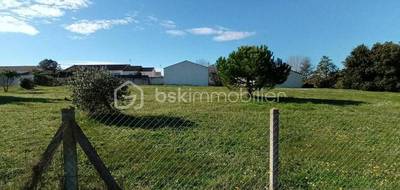 Terrain à Saint-Romain-de-Benet en Charente-Maritime (17) de 697 m² à vendre au prix de 104000€ - 1